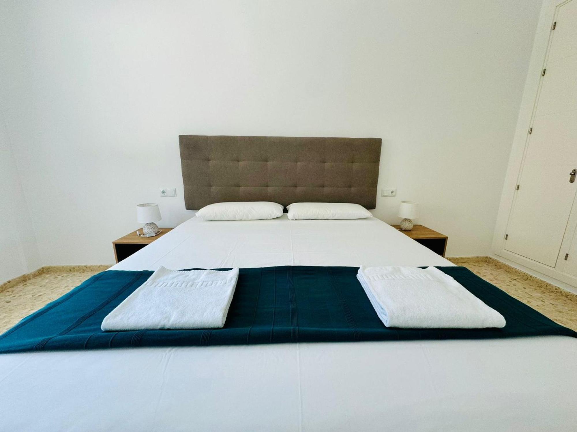 Apartamentos La Muralla Grupo Ac Gestion 加的斯 外观 照片